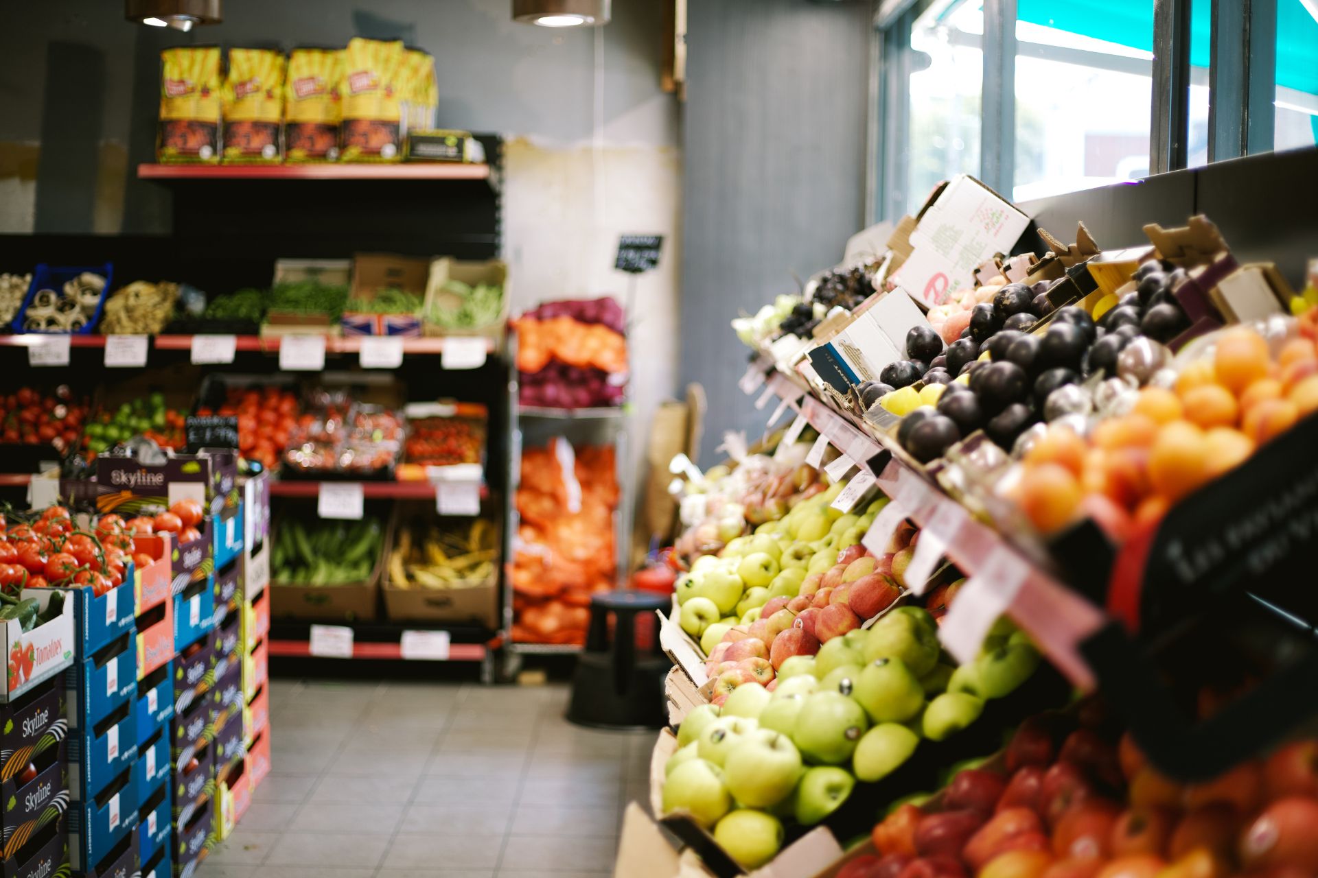 Étal de fruits et légumes frais dans une épicerie à bruxelles