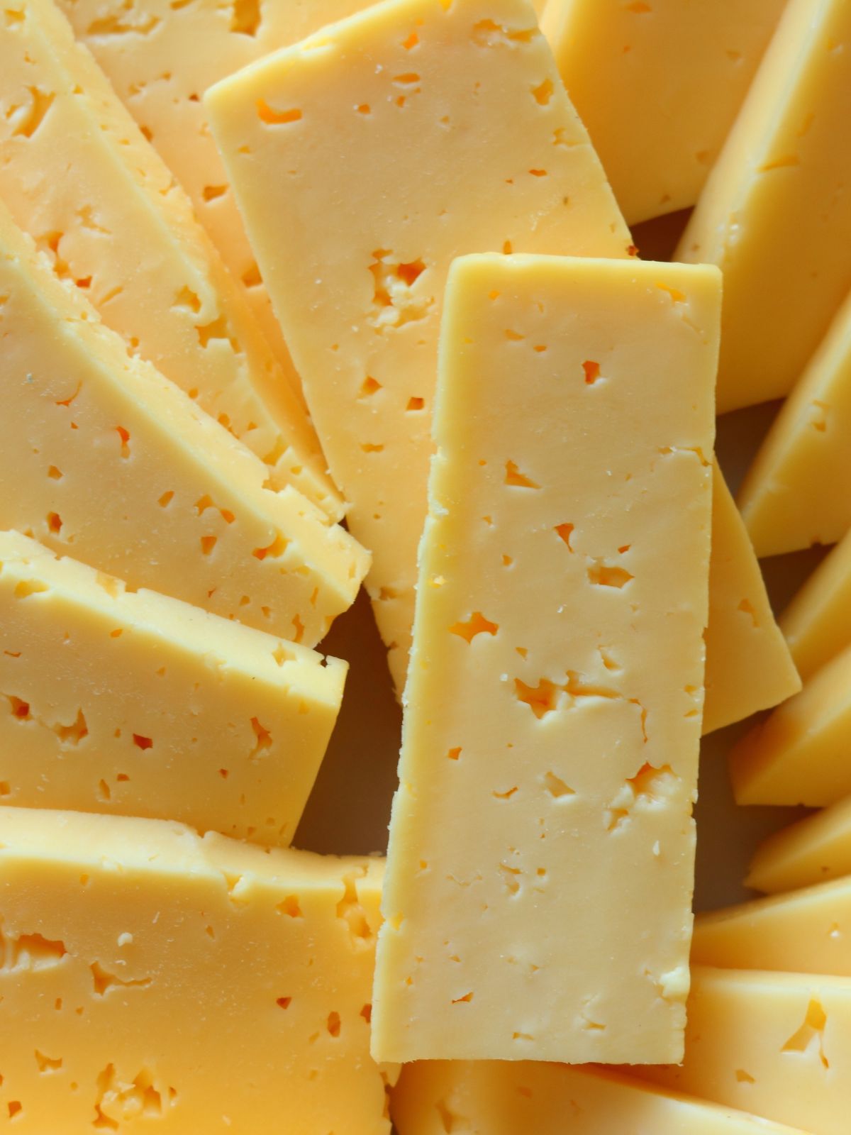 Fromage grec Graviera en tranches – goût délicat et fruité, parfait pour gratins, apéritifs et cuisine méditerranéenne